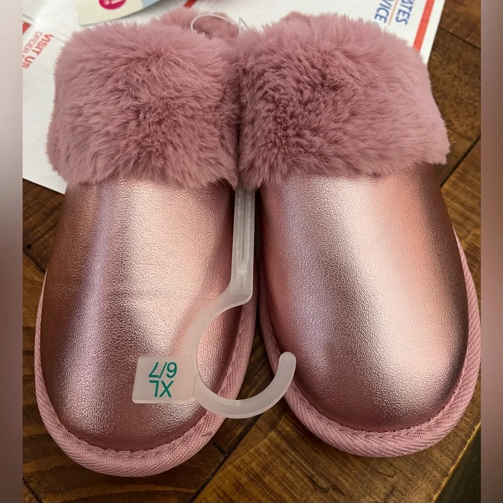 NWT Cat & Jack Super Soft Faux Fur Slippers in Metallic Pink - Size 6/7 (Kids)